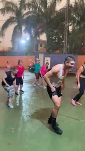 LA DANZA DE LA LLUVIA EN VILLARRICA Bajo la batuta del Prof. Pedro Hanson, las damas salieron a zumbar en el patio de un gimnasio de Villarrica. Así se celebró la llegada de la ansiada lluvia 🎥 Gentileza | Gaceta Guaireña