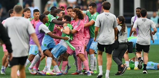 Chris Martin sings for Lionel Messi and his wife Antonela Roccuzzo on Coldplay's kiss cam