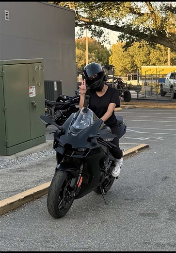 If your first bike is a liter bike… you skipped a chapter! Agree or Nah?⬇️ #latina #fyp #zx10r #kawasaki #moto