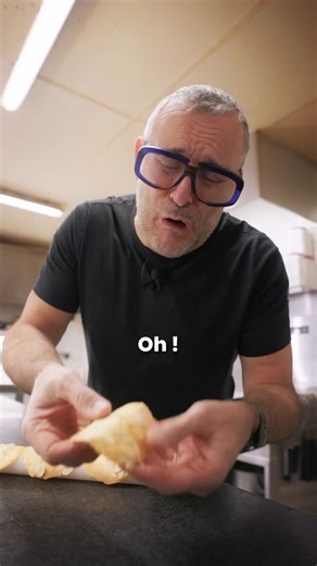 Nicolas Le Patissier on Instagram: "La tuile aux amandes, c’est LA petite gourmandise croustillante qui impressionne, mais qui prend 5 minutes à préparer. La recette (pour environ 10 tuiles) : 1 œuf 1 cuillère à soupe de sucre 1 cuillère à soupe rase de farine (voir plus si l’oeuf est gros) Amandes effilées La technique : Dans un bol, tu mets un œuf, une cuillère à soupe de sucre, une cuillère à soupe rase de farine. Tu mélanges. C’est tout. Ta pâte à tuile est prête. Tu prends une plaque beurré
