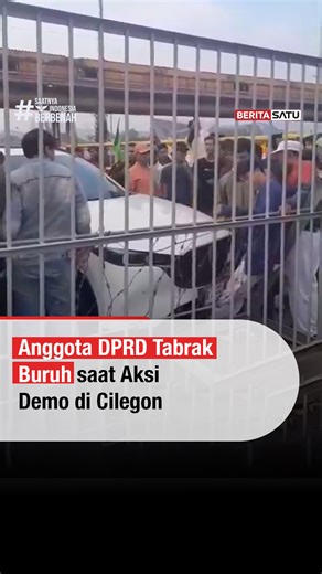 2.5K views · 4 comments | Anggota DPRD Kota Cilegon Ricki Hikmatullah diduga sengaja menabrakkan mobilnya ke seorang buruh yang beraksi di depan gerbang PT Bungasari Flour Mills Indonesia saat melakukan aksi mogok kerja dan unjuk rasa sebagai bentuk perlawanan terhadap pemberangusan serikat pekerja. Update berita selengkapnya di BeritaSatu.com, Beritasatu TV, & YouTube BeritaSatu! #AnggotaDPRD #Buruh #AksiDemo #Cilegon #SaatnyaIndonesiaBerbenah #BeritaSatu | Beritasatu | Facebook