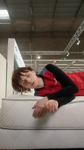 Un matelas grande largeur c’est juste plus de place ? Détrompe-toi ! Tu veux mieux récupérer, commence par t’étaler 👇 | Conforama