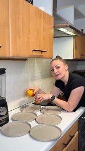 Il n’y a pas de bons ou de mauvais aliments. Seulement des densités caloriques différentes… et des choix adaptés à tes objectifs 🍽✨ Si tu veux que je t’envoie la vidéo complète pour t’expliquer comment utiliser la densité calorique pour perdre du poids sans te priver, mets-moi une 🍎en commentaire. #pertedepoids #nutrition #coachnutrition #reequilibragealimentaire #regime | Solange Experte SOPK