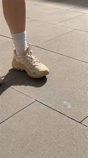 Moab Speed 2 Vent 2K SE pasują kiedy potrzebujesz wygody, a nie chcesz rezygnować ze stylu. Oddychająca cholewka i miękka amortyzacja sprawiają, że buty sprawdzą się i w codziennym biegu po mieście, i podczas spontanicznego wypadu za miasto. Sprawdź sam 👇 ​ https://bit.ly/4jj8miD | Merrell