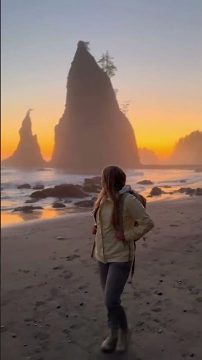 The prettiest beach I’ve stepped foot on yet!! 🥹 This epic hike begins at Rialto Beach and goes
