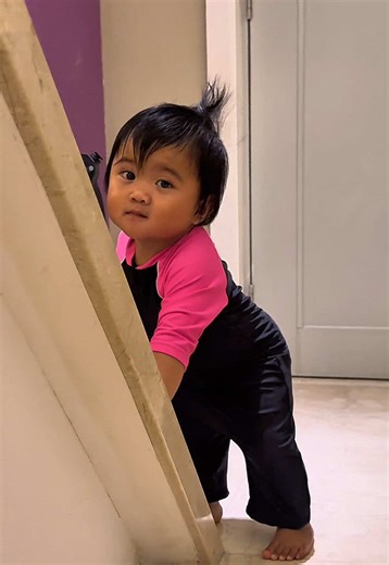 Hana Berenang di Kolam Renang Bersama Ayah