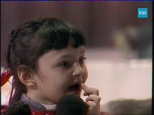 👊 GIRL POWER 🎙 Stéphanie n'est pas satisfaite des installations et le fait savoir à Jacques Martin qui s'en amuse, en 1984. La petite fille fait le compte de ses dents qui lui manquent, notamment une qu'elle a perdue dans une bagarre ! Une fille de caractère. | INA