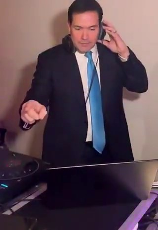 Marco Rubio de DJ en una boda familiar ayer. 🇺🇸🔥 El video de hecho viral en redes sociales porque muestra la versatilidad del Secretario de Estado del presidente Trump.