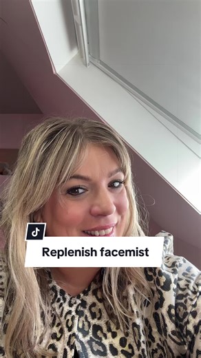 ✨ Glow & energy in één spray! ✨ Geef je huid én je humeur een snelle boost met de Wellosophy Replenish & Energise Face Mist 💦🍋 🌿 97% natuurlijke ingrediënten 🌿 Vegan formule 🌿 Geschikt voor alle huidtypes (ook de gevoelige huid) Even een oppepper nodig overdag? Spray deze ultrafijne mist gewoon over je make-up voor een frisse glow en een energieboost dankzij Siberische ginseng en verfrissende citroenolie. Perfect voor in je tas! 💼✨ #wellosophy #facemist #skincareboost #glowingskin #oriflam