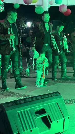 Bebés bailando al ritmo de música divertida