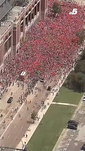 Dutch fans take over Arlington with “Orange Fanwalk” | NBC DFW
