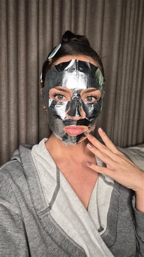 Chloe Morello on Instagram: "Getting ready for the star-studded #MaisonMore Party (ad) celebrating the new @EsteeLauderANZ Double Wear that really does do MORE! It’s everything I loved about the iconic #foundation but now much more lightweight, buildable, comfortable & long-wearing. It can truly be an every-day & every-occasion foundation, its modern-matte finish controls oil without feeling dry & wears for 36 hours!!!! 😯 Estée Lauder worked on this for 7 years, had over 300 formulations before