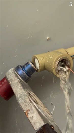 Cara yang cerdas memasang pipa saluran air menggunakan alat sederhana #shorts