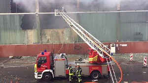 Noch immer ist die Feuerwehr Bochum im Einsatz. Hier erklärt einer der Feuerwehrmänner, was die Löscharbeiten so aufwändig macht: | WAZ Bochum