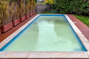 Eau de piscine trouble : quelles sont les causes et solutions ?