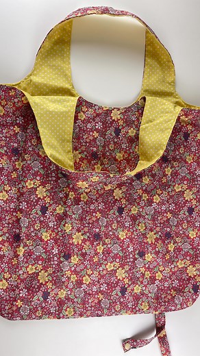 95K views · 127 reactions | The pattern is now available on my website. asewinglife.com It has colour photos for each step making it soooo easy  It’s reversible and it folds away ….what more can you ask from such a simple bag? I used 100% cotton for both fabrics. Happy sewing 瑱淋 | A Sewing Life | Facebook