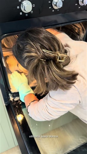 HOW TO KEEP YOUR OVEN CLEAN? 🧼🫧 #cleaning #oven #cleantok #routine