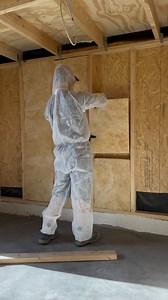 Melitza Gogios || Bolig | DIY | Rengøring | Tips & Tricks on Instagram: "PROJEKT SKUR | Isolering af vægge og loft 🛠️ Sidste uge viste jeg jer, hvordan vi støbte gulvet i skuret – og vi har besluttet at beholde det rå betongulv, som giver et robust og råt udtryk. Det betød også, at vi kunne gå videre med næste skridt: isolering af vægge og loft ✨ 👉 Når man arbejder med isolering, anbefales det at bruge både handsker og maske. Derfor var Dimitri pakket godt ind fra top til tå 