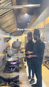 When the chef says “Bas dekhte raho, seekh jao” 😄👨‍🍳 Teamwork served hot! 📍 Lababdar Rooftop, Best Western Gujranwala 📞 0321-1113181/2/3 | 111-333-339 #LababdarRooftop #KitchenFun #ChefLife #TeamWork #BehindTheScenes | Labab Dar