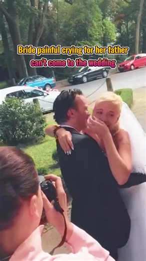 The bride faint painful crying for her father can’t come to the wedding 🥹💔 #faint #bride #wedding #heartbreak #fyp #emotions #family #fatherdaughter #pain
