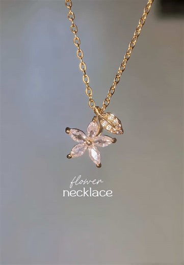 a delicate flower pendant necklace as an everyday jewelry? yes please 🤍✨ #flowernecklace #classynecklace #minimalistnecklace #everydaynecklace #floralnecklace