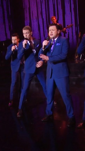 Sing out just like Ronnie! Oh, Oh, Oh Oh! | Under The Streetlamp