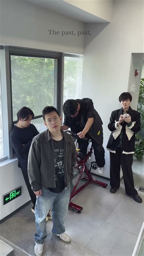 白皮書樂隊 |《Loop Life》每一天都在重複昨日，每一步都踩著相同的軌跡