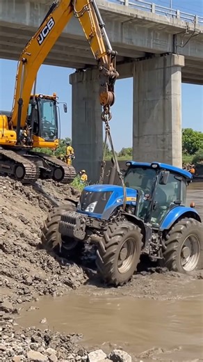 sadhu ki JCB ne tractor ko rescue kiya 😨🤯 #trending #automobile #youtubeshorts