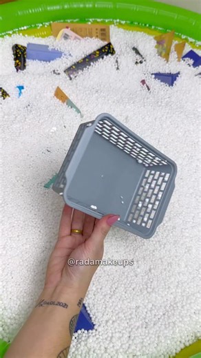 Rada Makeups / Loja online de maquiagem on Instagram: "Piscina de brindes ACUMULATIVA, só até o dia 21/12/2025.🚨🥳 A cada R$99 em compras você ganha 1 mergulho na piscina de brindes. Por exemplo: Compras a partir de R$99 - 1 Mergulho Compras a partir de R$198 - 2 Mergulhos Compras a partir de R$297 - 3 Mergulhos ( LIMITADO A 3 MERGULHOS POR COMPRA) 📌GARANTIDO no mínimo 4 brindes por mergulho. 🎥Prazo de até 5 dias úteis para receber o vídeo do mergulho no whatsapp. 🎁Apenas brindes repetidos s