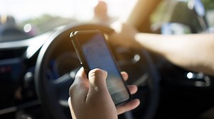 Distraction au volant : près de 2900 automobilistes verbalisés en deux jours pour usage du téléphone - RTBF Actus