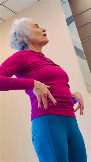 ❓❓How do YOU think about Upper Body Ab Curls❓❓ 😉 I personally don’t much like the cue “Bring your chin to your chest.” 😃 I prefer to say “Draw your lower abs in and slide your ribs toward your hips.” ❓What is YOUR fave cue or prompt to roll the upper body up❓ 👍 Please share in the comments below 😄 #jillianhesselpilates #pilatesmentor #learnpilates #pilatesconference #pilatesbasics #pilatesfundamentals #pilatesmatwork #pilatesinstructor #pilatespolska #pilatesukraine #pilatesisforeverybody #t