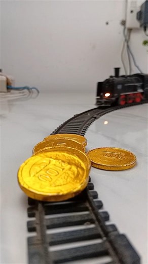 Moeda de ouro 🤑 vs. teste de colisão de trem de controle remoto #shorts #satizhub #rccar #crashtest