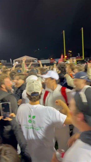 Les étudiants de l’Université Laval célèbrent sur le terrain de football