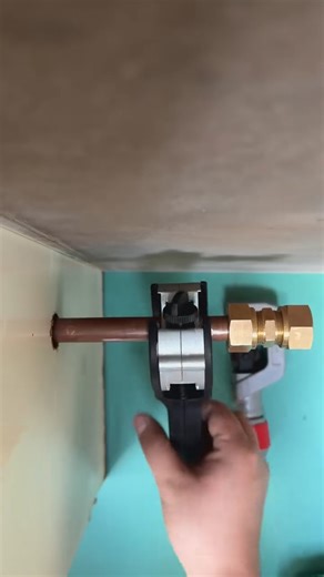 26 reactions | This ratchet pipe cutter slices through stainless steel, copper, and aluminum in seconds with one-hand operation—clean edges, zero debris, maximum control! ✨ | Tenddaily | Facebook