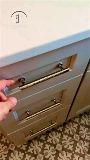 Behind every beautiful kitchen is precision craftsmanship. Our custom drawers are engineered for strength, smooth operation, and long-term performance—because shortcuts aren’t an option. 📲 Start your kitchen remodel today #KitchenExperts #CustomCabinets #RemodelingProfessionals #LuxuryKitchen #InteriorRenovation