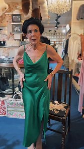 Seated for a family photo? Yvonne’s tip: Angle your body while keeping your torso at a 90-degree angle. This creates a flattering silhouette, showing off your face, clavicle, and skin. The perfect pose for capturing those timeless moments. 📱Digital Marketing: @angelique.agent #yvonnelafleur #phototips #familyphotos #timelessstyle #elegantposing #posing #pose #ettiquette | Yvonne LaFleur New Orleans