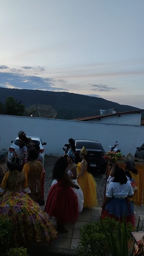 Maracatu é a mais tradicional dança dramática de origem afro-descendente presente na cultura do povo cearense, configurando um cortejo formado por baliza, porta-estandarte, índios brasileiros e nativos africanos, negras e baianas, negra da calunga, negra do incenso, balaieiro, casal de pretos velhos, pajens, tiradores de loas e batuqueiros, em reverência a uma rainha negra e sua corte real. No Ceará, o povo caboclo usa uma mistura de fuligem, talco, óleo infantil e vaselina em pasta para tingir
