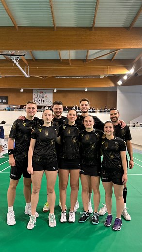 Victoire 5-3 du TOP12 ! 💛🖤 Une J4 maîtrisée qui nous place désormais 4ᵉ au classement. Merci pour vos encouragements et un immense merci aux bénévoles, sans qui rien ne serait possible 🌟 | Flume Ille Badminton 35