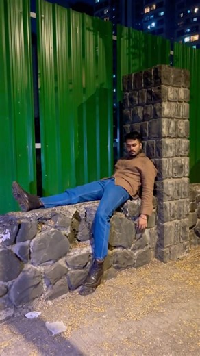 How male model give high fashion pose