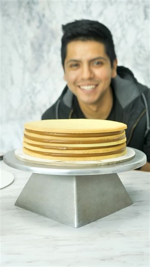 Dasilé on Instagram: "ALFAJOR XXXL🤯 📝Anota la receta: Masa: - 360 gramos de Harina. - 360 gramos de Almidón de maíz o Maicena. - 150 gramos de Azúcar en Polvo. - 500 gramos de Mantequilla sin sal. Salen 5 capas de 22 centímetros más 18 tapas de alfajorcitos de 2.5 cm para decorar. Decoración: - 650 gramos de Manjarblanco. - Azúcar en polvo c/n. Qué otro reto tienen? 👀🤔 Nooooos vemooooos ✌ #alfajor #viral #tasty #reels #tutorial #food #foodie #baking #pastry #cooking #dulcedeleche"