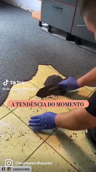 Você conhece o acabamento fulget?! O Revestimento Fulget faz parte do acabamento das áreas externas como garagens, quintas, jardins, piscinas, paredes, entre outros. O material tem como finalidade promover uma proteção ao local, sem falar na melhora da sua aparência visual, contando também com as características de qualidade e durabilidade do material. Aprovado?! Comenta aqui em baixo o quê você acha!! 👇🏻👇🏻👇🏻 ………………………………………………………… Do you know the fulget finish?! The Fulget Coating is part