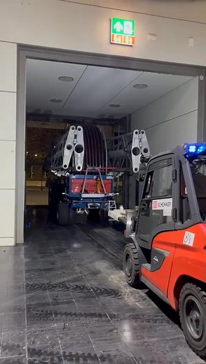 Vi giver efter for presset – tak for alle de nysgerrige forespørgsler på vores nyhed til AGRITECHNICA – så nu løfter vi sløret for vores nye vandingsbom 𝐅𝐀𝐒𝐓𝐄𝐑 𝐁𝐨𝐨𝐦 🎉🙌 Sådan så det ud, da vores vandingsmaskine med den 32 meter bom blev kørt ind på 𝐬𝐭𝐚𝐧𝐝 𝐁𝟐𝟐 𝐢 𝐡𝐚𝐥 𝟖 🤩 Bommen er forsynet med seksten sprinklere, heraf fjorten Komet KPT 360 og to Komet KPT 180. På enderne monterer vi enten Komet KPW sprinklere eller Komet Twin 101 Ultra kanoner afhængig af, om du har brug f