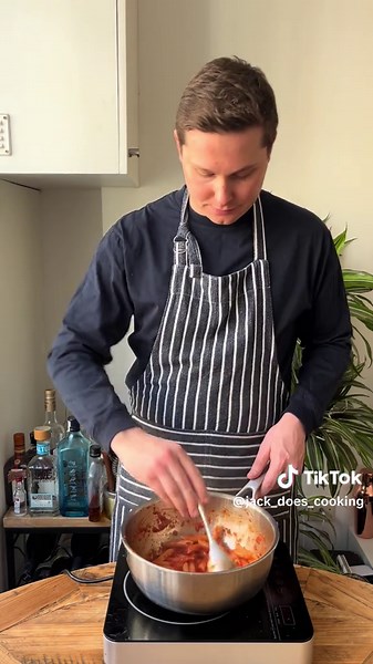 Alphabetti Spaghetti - A for Arrabbiata Starting things simple with this quick and easy store cupboard classic. If anything, having cooked it for myself again I’m not sure I make it enough. This with a nice fresh rocket salad on the side - absolute belter. Note, I changed my top half way through so I didn’t get red on it. Tossing is a dangerous game, even for an enthusiast like myself. Really excited about the rest of this series - hope you enjoy! Recipe (for 2) - Add 1 tbsp of olive oil to a pa