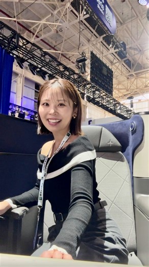 Saku on Instagram: "会社のB787-9新内装の お披露目イベントに行ってきたよ！ いまの内装もシックで気に入ってるけど、2026年からはより洗礼された空間へアップデートされるみたい✈️✨ 今から楽しみすぎる🫶 @united #客室乗務員 #外資系ca #キャビンアテンダント #飛行機 #ボーイング #航空会社"