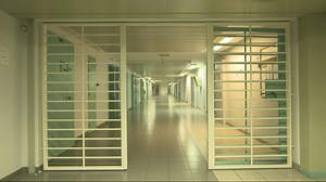 Lutte contre le terrorisme et la radicalisation : en prison, les sections dédiées aux personnes radicalisées offrent un bilan mitigé, cinq ans après - RTBF Actus