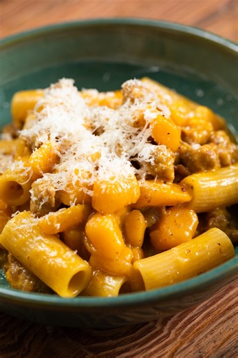 Pasta con zucca e salsiccia🍂🎃 L'autunno in un piatto! 👉https://ricette.giallozafferano.it/Pasta-zucca-e-salsiccia.html | Giallozafferano