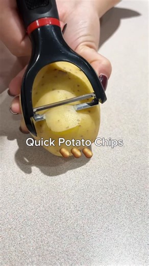 Juliaʼs_Life_Hacks on Instagram: "Fast Homemade Chips #HomemadeChips #PotatoChips #EasyRecipe #SnackHack #CookingAtHome"