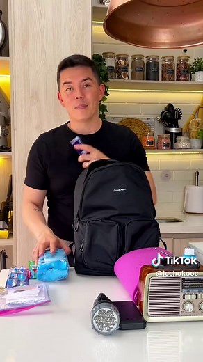 Como armar UN KIT DE EMERGENCIA 🚨 No necesitas tener todo. Con agua, linterna, medicamentos y documentos ya avanzas mucho. Este es tu kit de 48 horas. Lo esencial para las primeras 2 noches de una emergencia. Revísalo cada 6 meses y enséñale a tu familia dónde está.