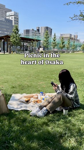20 minutes from &Here OSAKA NAMBA by train and walk, this green space in the heart of the city is surrounded by cafes and shops where you can pick up pastries, fresh fruit, coffee , and Osaka-style street foods. Spread out on the lawn with friends or family and enjoy a slow afternoon under the open sky. After your picnic, it’s easy to continue exploring—Shinsekai is only a short walk away, perfect for discovering Osaka’s retro charm and even more local food stalls ✨ TEN-SHIBA in Tennoji Park 📍 
