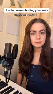 If your high notes feel tight your jaw and vowels are probably fighting you. 😅 Here’s how to loosen up and find that powerful belt without the strain. Have you tried this before? Tell me how it feels in the comments 👇 . . #singingpractice #vocalgrowth #vocalcoach #voicelessons #singingtips #smartvoice #singingcommunity #singersofinstagram #vocaltraining #confidentsinger #singbetter #stageconfidence | The Smart Singer